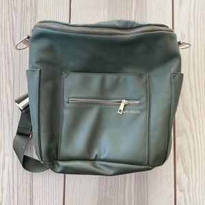 Fawn baby/travel bag. Green. In great condition.